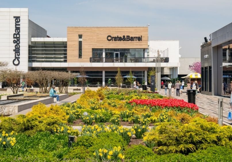 Oakbrook Center’s mix of retail, dining, and public gathering spaces reflects changing consumer habits driven by social media, influencers, and digital culture. <br><i>Photo courtesy of Oakbrook Center</i>